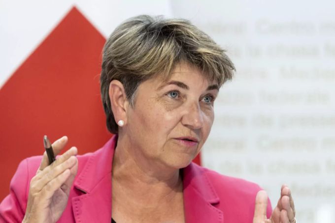 Bundesrätin Viola Amherd, Vorsteherin des Verteidigungsdepartements, will auch mehr Frauen in der Armee sehen. Ihr Ziel ist eine Erhöhung auf zehn Prozent Frauenanteil. Viola Amherd Armee Frauen