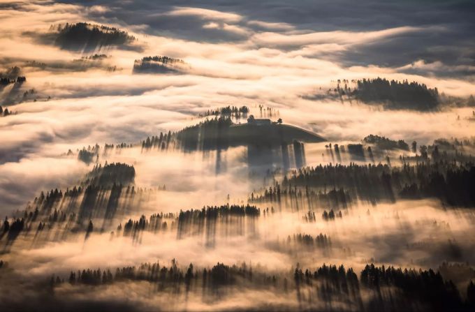 «Über den Wolken ...». Auch wenn man im Herbst nicht muss, früh aufstehen lohnt sich allemal; ein paar Höhenmeter überwinden und sich vom atemberaubenden Blick auf das morgendliche Nebelmeer bezaubern lassen. d