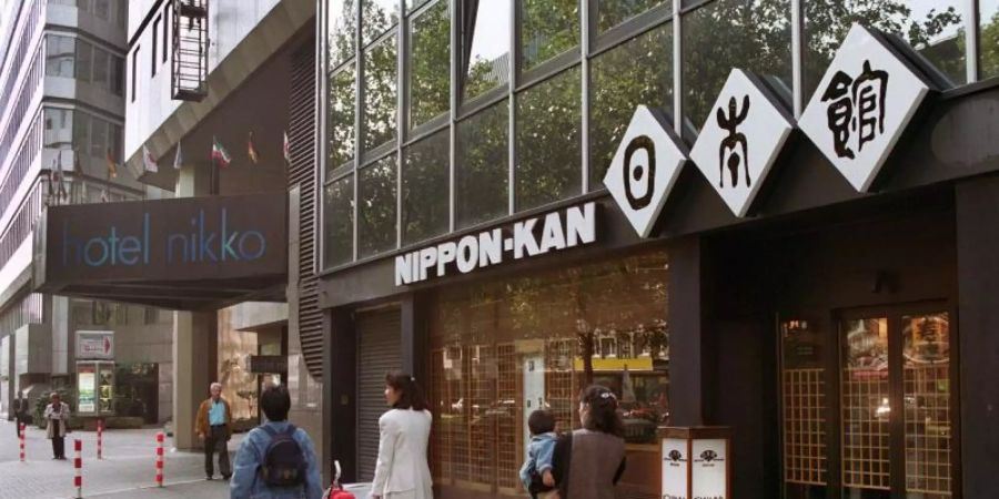Japanische Restaurants und ein japanisches Hotel prägen das Strassenbild der Immermannstrasse in Düsseldorf. Foto: Achim Scheidemann/dpa