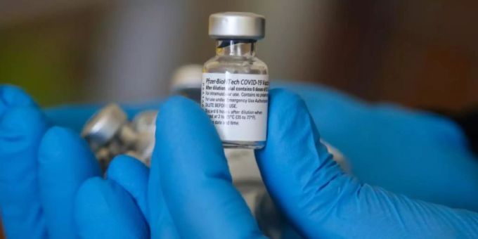 Ein Impfarzt hält einen Behälter mit dem Impfstoff gegen Covid-19 von Pfizer in einem Impfzentrum während der Impfung. (Archivbild). Foto: Dinendra Haria/SOPA Images via ZUMA Press Wire/dpa Ein Impfarzt hält einen Behälter mit dem Impfstoff gegen Covid-19 von Pfizer in einem Impfzentrum während der Impfung. (Archivbild). Foto: Dinendra Haria/SOPA Images via ZUMA Press Wire/dpa