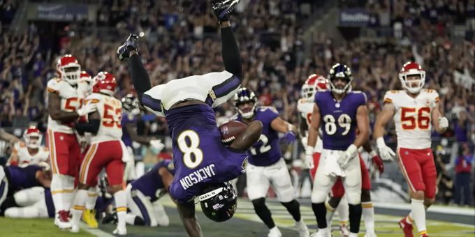 Spektakel pur! Ravens-Quarterback Lamar Jackson springt mit einem Salto in die Endzone. NFL