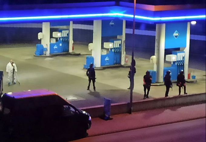 Die Ermittler gehen bei der Tankstellen-Tat von langwierigen Untersuchungen zu den Hintergründen aus. Deutschland Maske Tankstelle