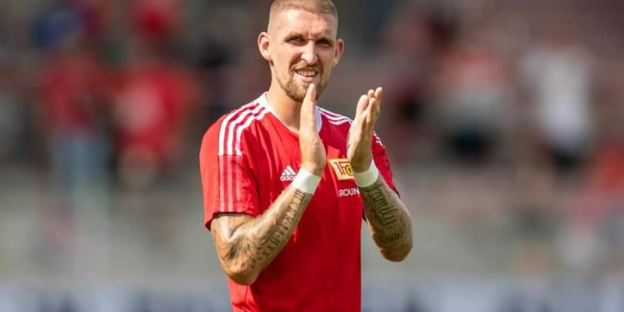 Robert Andrich bedankt sich bei den Union-Fans. Zukünftig läuft er für Leverkusen auf. Foto: Andreas Gora/dpa