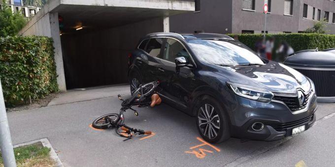 E-Bike kollidiert mit einem Auto.