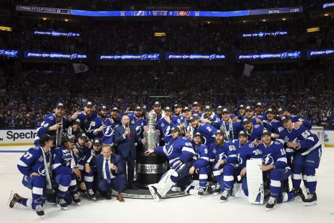 Das Team feiert mit dem Pokal. Stanley Cup Finals Hockey