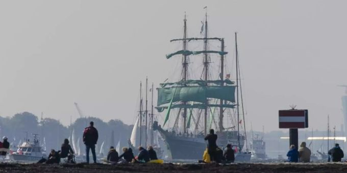 Zuschauer beobachten am Falkensteiner Strand die Windjammerparade der Kieler Woche. Foto: Frank Molter/dpa kieler woche verdreifachung