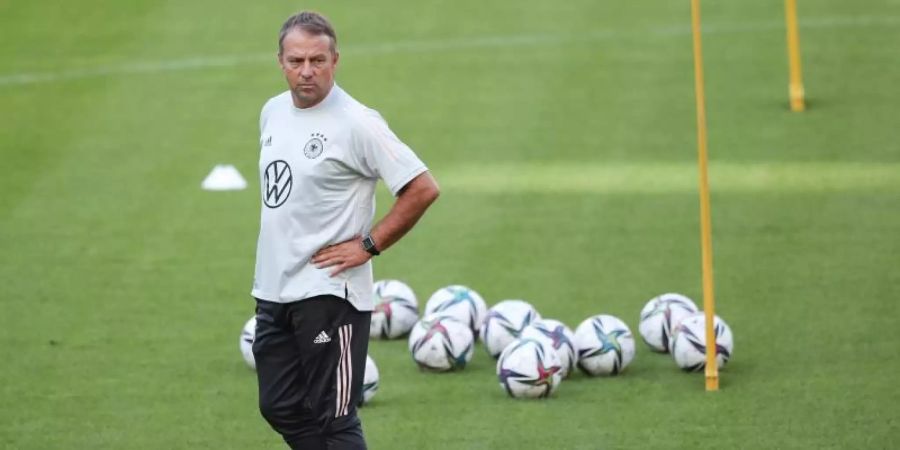 Bundestrainer Hansi Flick verfolgt das Training seiner Mannschaft. Foto: Tom Weller/dpa