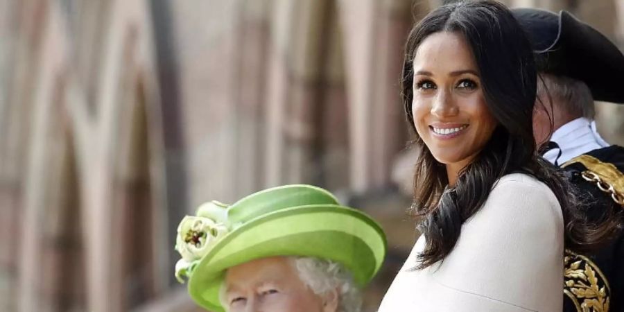 Königin Elizabeth II. und Herzogin Meghan 2018 in Chester. Foto: Martin Rickett/PA Wire/dpa