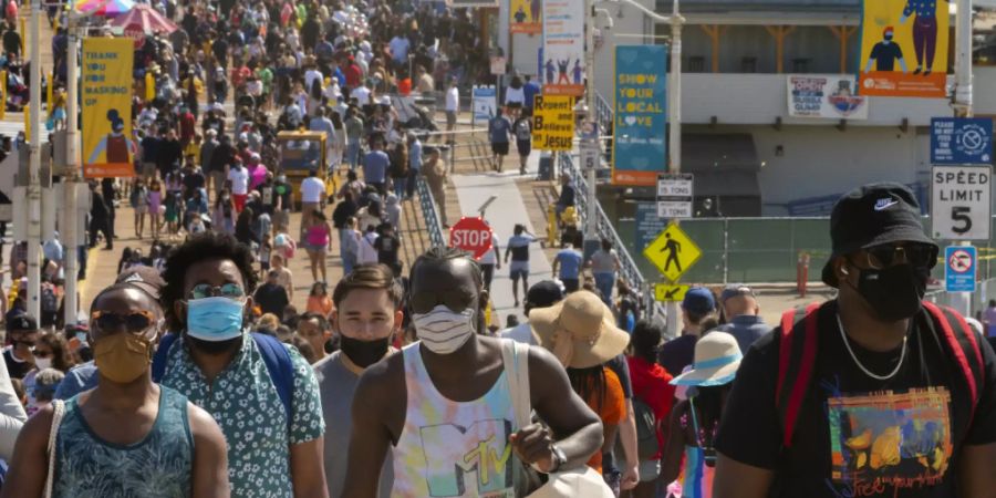 ARCHIV - Die meisten bestätigten Infektionen gibt es bislang mit gut 35 Millionen in den USA. Foto: Damian Dovarganes/AP/dpa