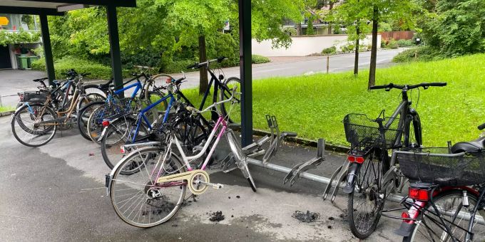 Fahrräder in Brand gesteckt.