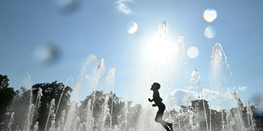 Kind an einem Springbrunnen