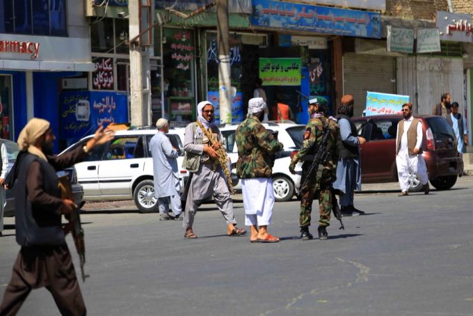 Taliban stehen in der Nähe des angegriffenen Sikh-Tempels in Kabul. kabul anschlag