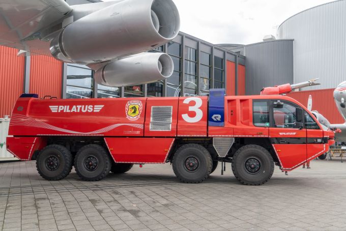 Der «Panther» ist der Nachfolger des «Simba» und wird – mittlerweile in der vierten Generation – bis heute produziert. Das Fahrzeug im Bild schützte zunächst knapp 20 Jahre den Flughafen Saarbrücken und stand von 2016 bis 2021 bei der Pilatus Flugzeugwerke AG in Stans im Einsatz, bevor es nach Luzern ins Verkehrshaus kam. Flughafenfeuerwehr