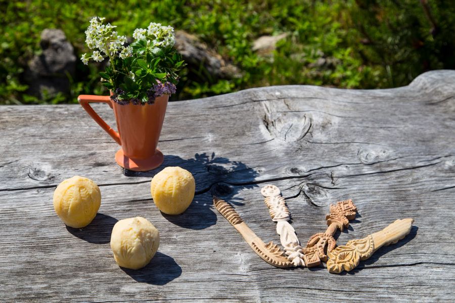 Busenkäse Trnic Holztisch Blumen Messer Schnitzen