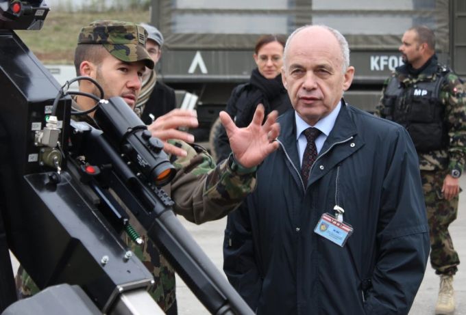 Der damalige Verteidigungsminister Ueli Maurer, rechts, beim Truppenbesuch der Swisscoy am Freitag, 29. Oktober 2010 in Suva Reka im Kosovo. Swisscoy Nato Ueli Maurer