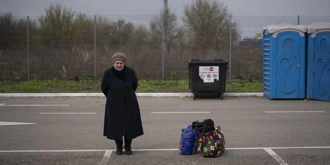 Helena steht neben ihren Habseligkeiten, nachdem sie vor den russischen Angriffen aus Mariupol in ein Flüchtlingszentrum in Saporischschja geflohen ist. Foto: Leo Correa/AP/dpa Helena steht neben ihren Habseligkeiten, nachdem sie vor den russischen Angriffen aus Mariupol in ein Flüchtlingszentrum in Saporischschja geflohen ist. Foto: Leo Correa/AP/dpa