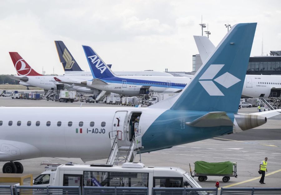 Flugzeuge stehen auf dem Vorfeld auf dem Flughafen in Frankfurt am Main.