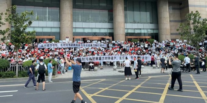 Protest vor Bank in Zhengzhou. China Bank
