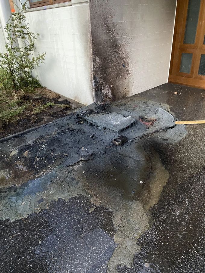 Das Toi Toi Toilettenhäuschen wurde durchd den Brand zerstört Das Toi Toi Toilettenhäuschen wurde durchd den Brand zerstört
