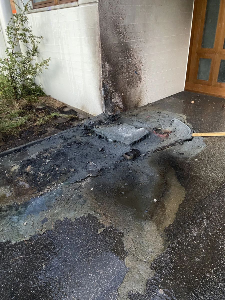Das Toi Toi Toilettenhäuschen wurde durchd den Brand zerstört