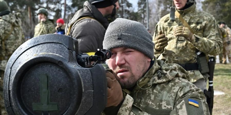 Ukrainischer Soldat mit Panzerabwehrwaffe