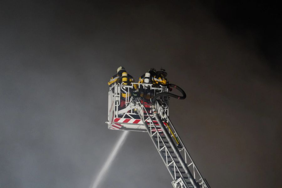 Die erste Meldung zu dem Grossbrand ging bei der Polizei um 16.30 Uhr ein.