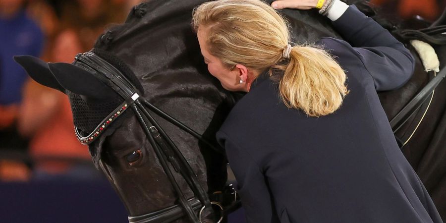 Christine Arns-Krogmann spricht mit ihrer Stute Weihegold nach der Kür im Fei Dressage World Cup Final auf der Leipziger Messe.