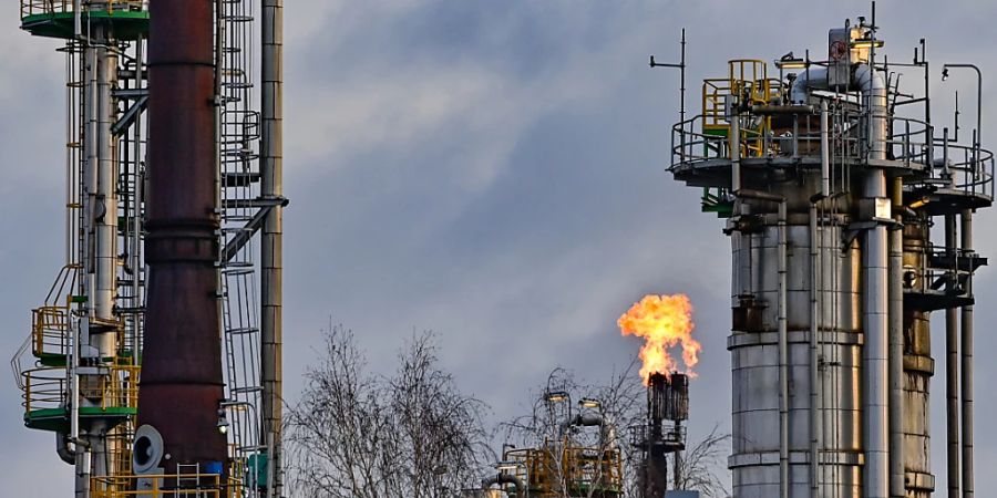ARCHIV - In der PCK-Raffinerie GmbH wird überschüssiges Gas in der Rohölverarbeitungsanlage verbrannt. Die EU-Kommission hat einen Kompromissvorschlag im Streit über die Pläne für ein europäisches Öl-Embargo gegen Russland präsentiert. Foto: Patrick Pleul/dpa-Zentralbild/dpa