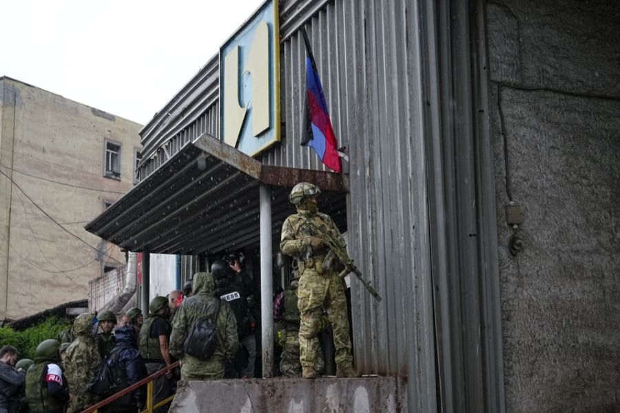 Neu veröffentlichte Gerichtsdokumente sind der bislang deutlichste Bereich für die niedrige Moral der russischen Truppen. Auf dem Bild zu sehen: Ein russischer Soldat in Mariupol.