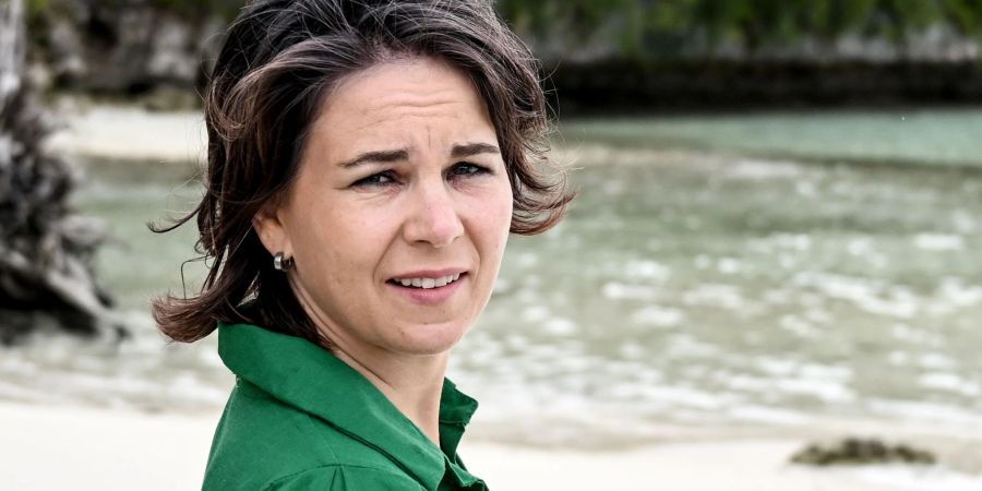 Annalena Baerbock steht am Strand der Insel Ngkesill.