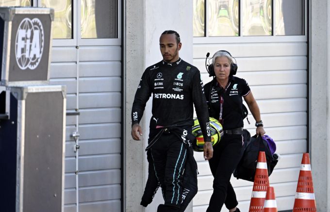 Lewis Hamilton (Mercedes) kehrt nach seinem Qualifying-Crash beim Österreich-GP an die Box zurück. Mercedes Lewis Hamilton