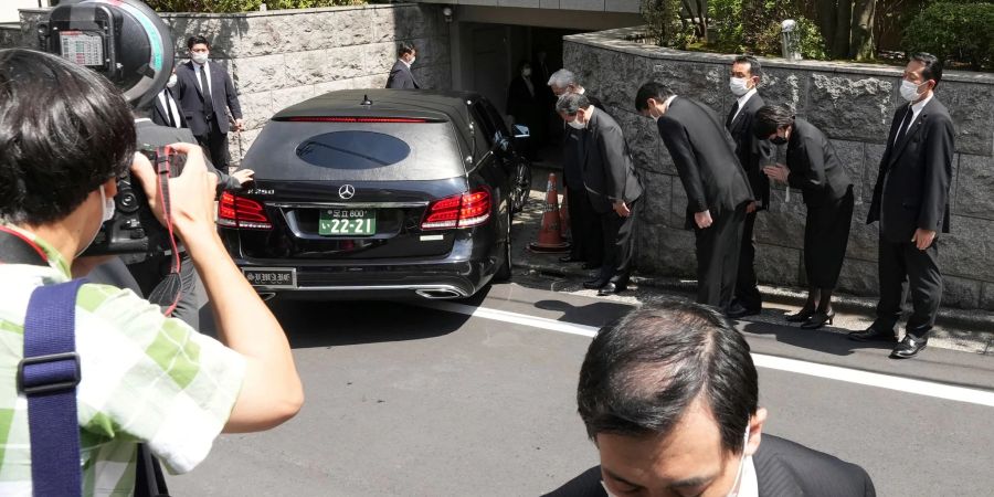 Ein Leichenwagen trifft am Haus von Shinzo Abe ein.