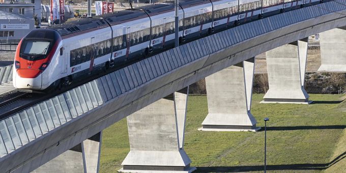 Ein SBB Giruno IC Zug fährt von Lugano nach Norden durch den Ceneri-Basistunnel. (Archivbild) sbb ic zug