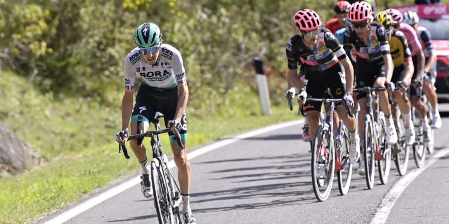 Emanuel Buchmann (l) aus Deutschland von Team Bora-hansgrohe versucht sich an einer Steigung vom Feld abzusetzen.