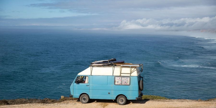 Wer mit dem Wohnmobil oder Van verreist, kann mit der richtigen Fahrweise beim Tanken Geld sparen.