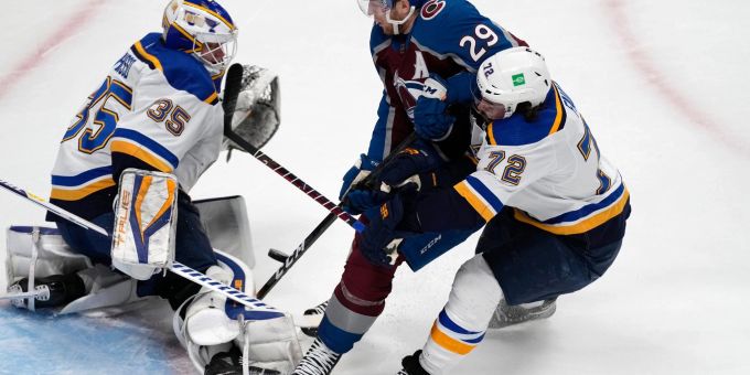 Colorados Nathan MacKinnon (M.) wird von Torwart Ville Husso (l) und Verteidiger Justin Faulk gestoppt. Colorados Nathan MacKinnon (M.) wird von Torwart Ville Husso (l) und Verteidiger Justin Faulk gestoppt.