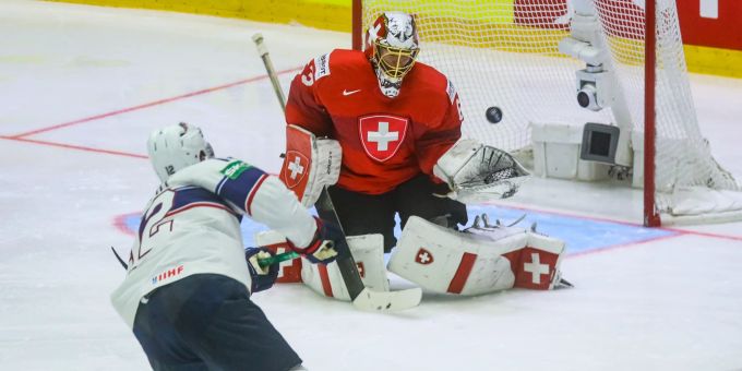 Matthew Boldy (li.) schiesst auf Leonardo Genoni im Viertelfinal der Eishockey WM zwischen der Schweiz und den USA. Eishockey WM Schweiz USA
