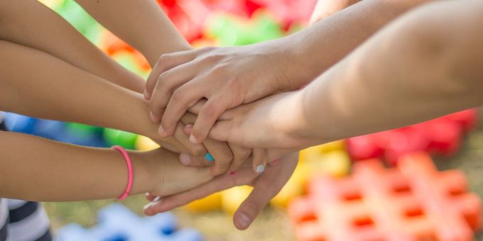Für sind Freunde wie eine Familie. Hände Kinder Freundschaft übereinander