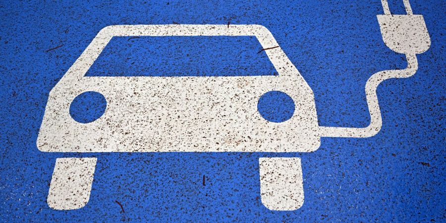 Ein Piktogramm zeigt ein E-Auto: Käufer von Elektroautos sollen künftig weniger Unterstützung vom Staat bekommen.