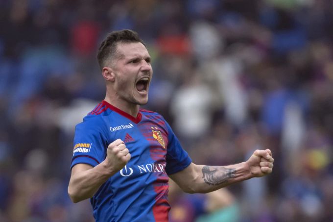 Erni Maissen nimmt im «FCB Total» bei der Beurteilung der Spieler kein Blatt vor den Mund. fc basel