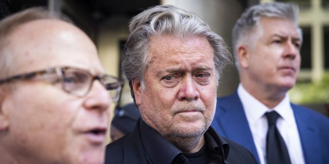 Steve Bannon ausserhalb des Gerichts, nachdem er schuldig gesprochen wurde. (EPA/JIM LO SCALZO) steve bannon