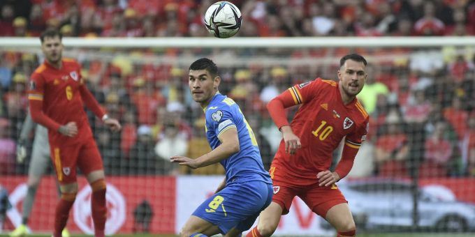 Wales-Star Aaron Ramsey (r.) und der Ukrainer Ruslan Malinovskyi während dem Playoff-Final zur WM 2022. Wm 2022