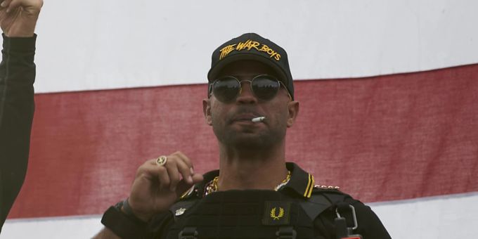 Der Chef der Proud Boys, Enrique Tarrio, muss sich wegen Vorbereitungen zur Erstürmung des Kapitols in den USA verantworten. (Archivbild) proud boys sturm