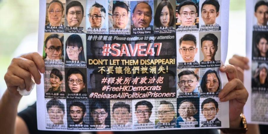 Plakat mit 47 Hongkonger Aktivisten