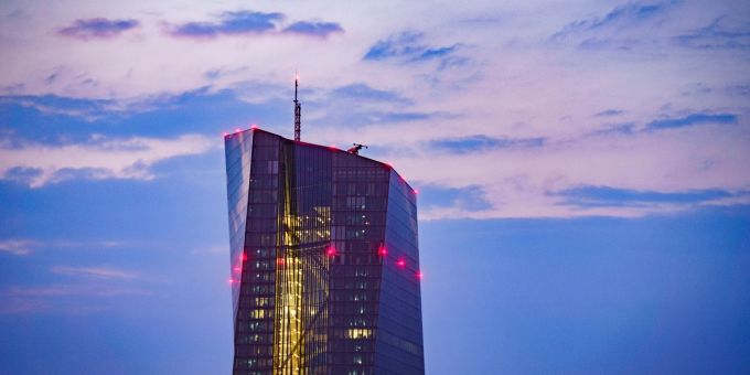 Die Zentrale der Europäischen Zentralbank (EZB) im frühen Morgenlicht. Die Zentrale der Europäischen Zentralbank (EZB) im frühen Morgenlicht.