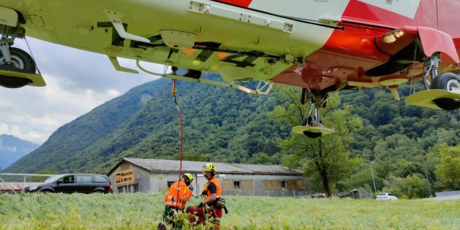 Zwei SAC-Bergretter haben zusammen mit der Rega zwei Passagiere aus einer Gondel bei Lumino im Tessin evakuiert. Die Seilbahn war plötzlich stehengeblieben.