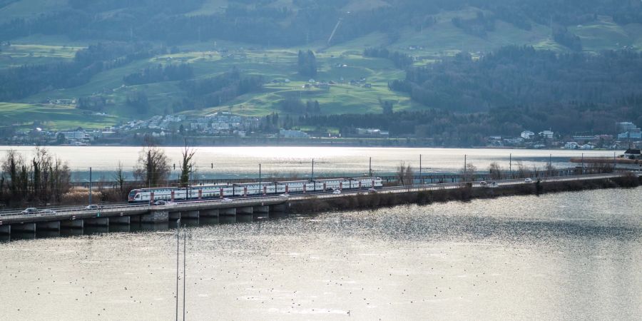 Der Seedamm zwischen Rapperswil-Jona und Pfäffikon SZ.