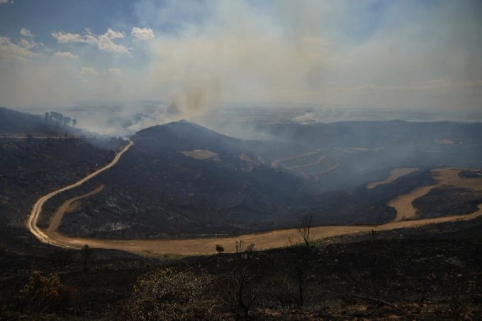 Rauch steigt am 19. Juni 2022 über die Berge im Nordosten Spaniens. Spanien Waldbrand