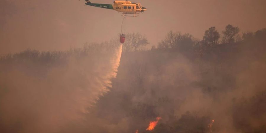 Ein Lösch-Helikopter ist am Freitag in der spanischen Provinz Malaga im Einsatz.