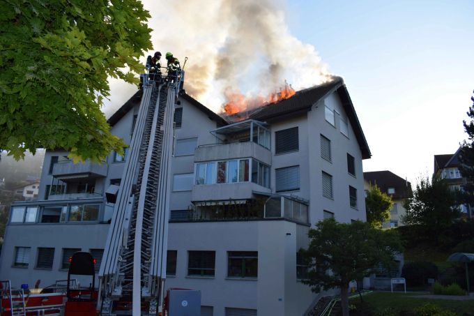 Brand beim Eintreffen der Rettungskräfte. feuer